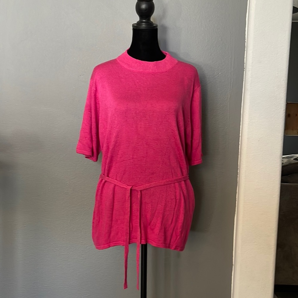 Sag harbor pink knit short sleeve top with matching pink earrings